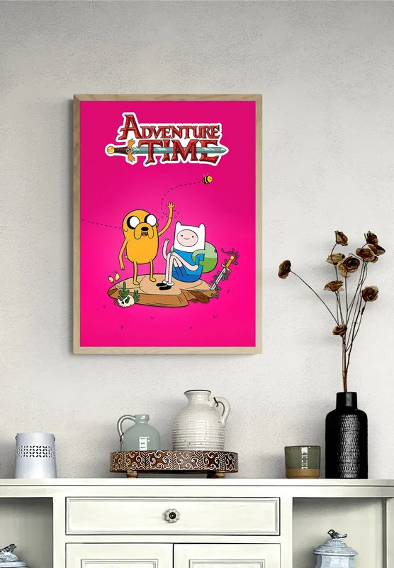 Постер «Время приключений. В походе» над диваном в гостиной