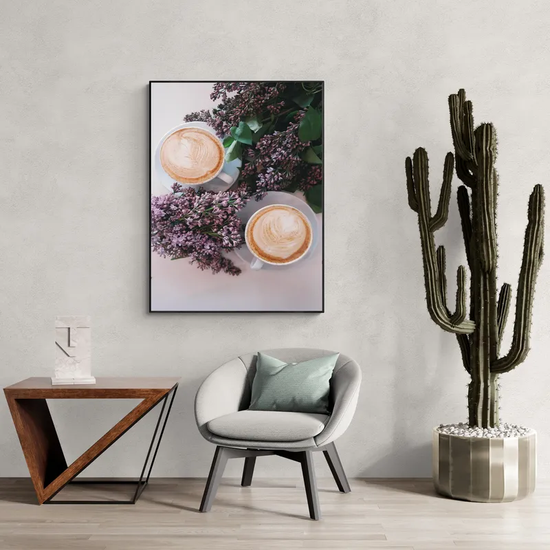 Постер «Капучино и веточки сирени» над диваном в гостиной