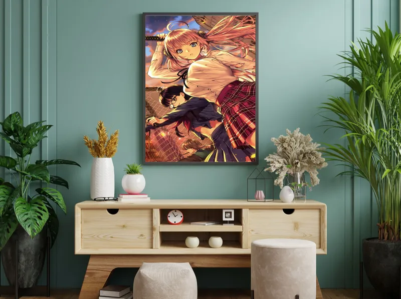 Постер «Школьницы с оружием» над диваном в гостиной