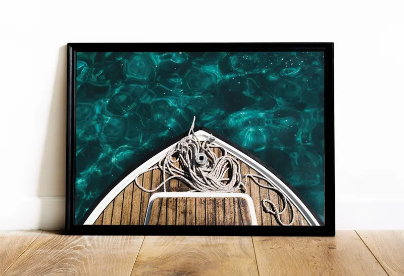 Постер «Невероятно красивое море» на стене в офисе