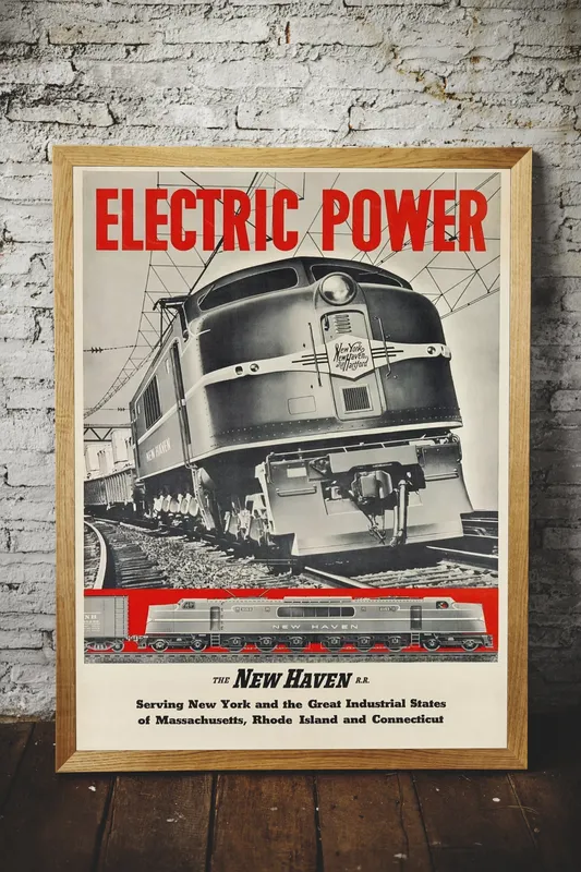 Постер «Поезда - Электричка» над диваном в гостиной