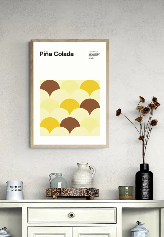 Постер «Коктейли - Пина Колада» над диваном в гостиной