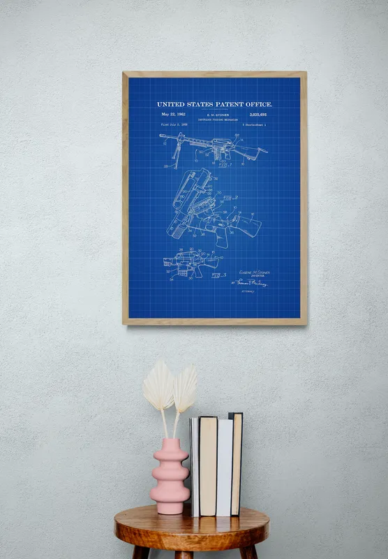 Постер «Механизм подачи патронов» над диваном в гостиной