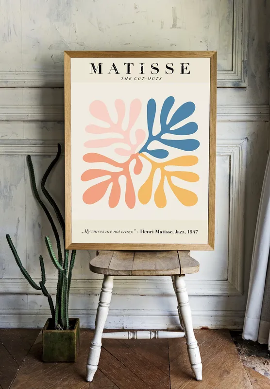 Постер «Анри Матисс - выставочный плакат-1» над диваном в гостиной
