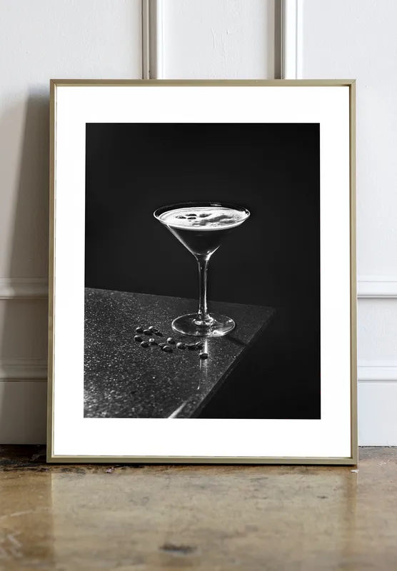 Постер «Эспрессо Мартини» на стене в офисе