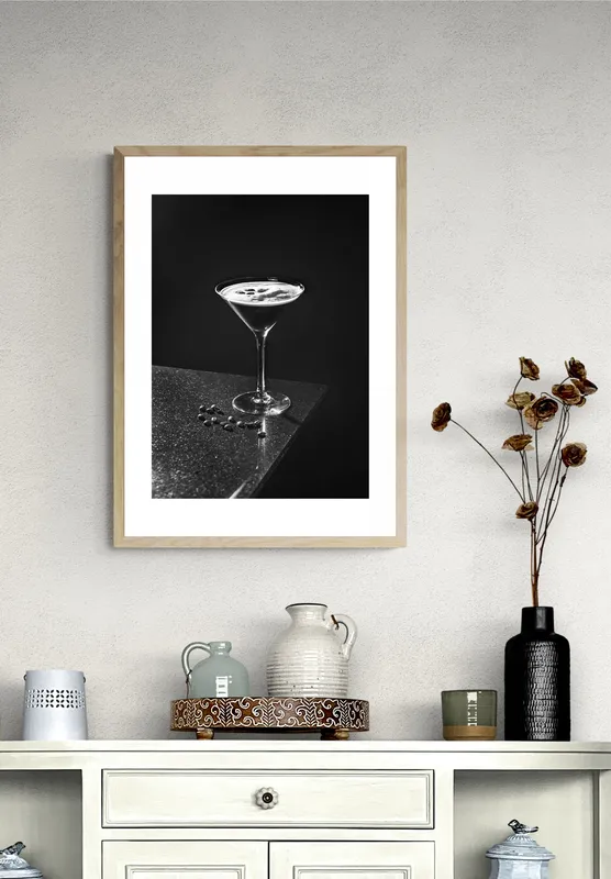 Постер «Эспрессо Мартини» над диваном в гостиной