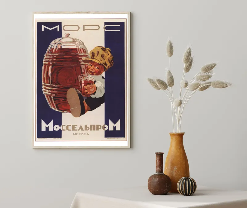 Постер «Советские постеры - Морс Моссельпром» над диваном в гостиной