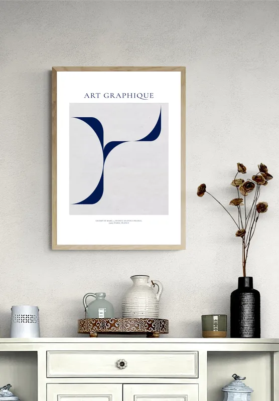 Постер «Синие Лепестки» над диваном в гостиной