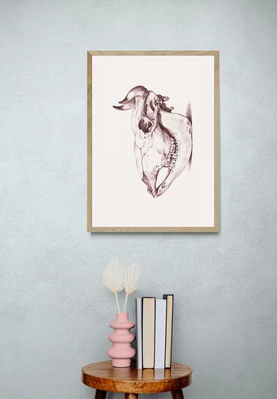 Постер «Череп коровы» над диваном в гостиной