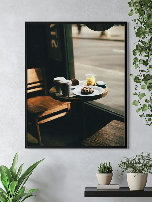 Постер «Завтрак в кофейне» на стене в офисе