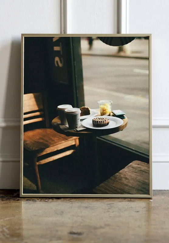 Постер «Завтрак в кофейне» над диваном в гостиной