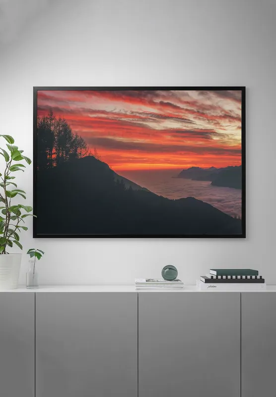 Постер «Вид с холма на закат» на стене в офисе