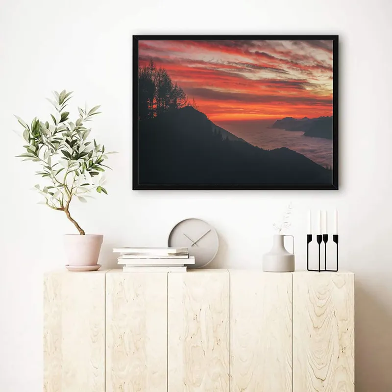 Постер «Вид с холма на закат» над диваном в гостиной