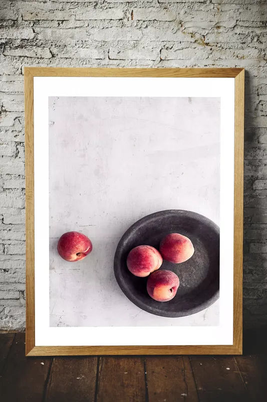 Постер «Сочные персики» над диваном в гостиной