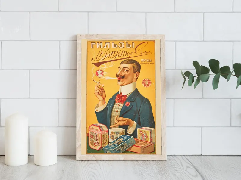 Постер «Советские постеры - Гильзы А. Викторсон» над диваном в гостиной