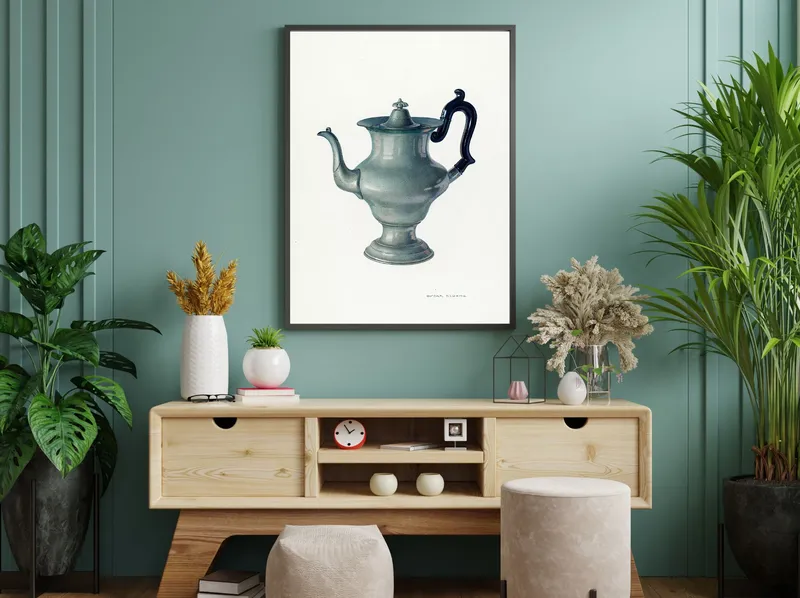 Постер «Кофейник» над диваном в гостиной