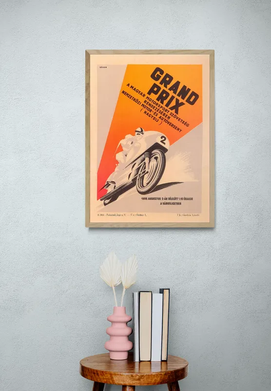 Постер «Мотоциклы - Гран-при мотокросс» над диваном в гостиной