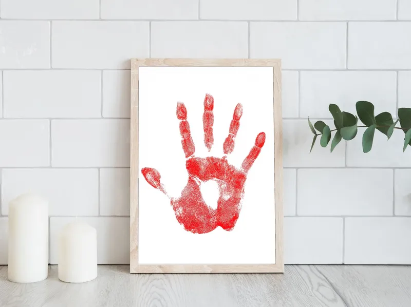 Постер «Отпечаток руки» на стене в офисе