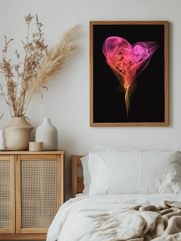 Постер «Огненное сердце» над диваном в гостиной