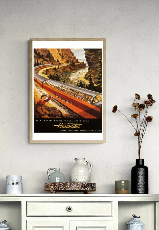 Постер «Поезда - Олимпийская железная дорога Hiawatha» над диваном в гостиной