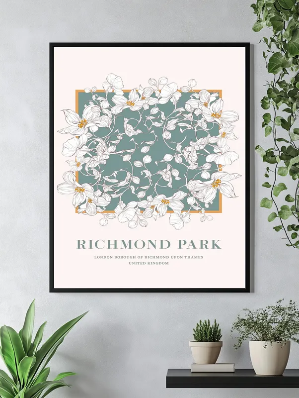 Постер «Цветочные Принты -  Ричмонд-парк» над диваном в гостиной