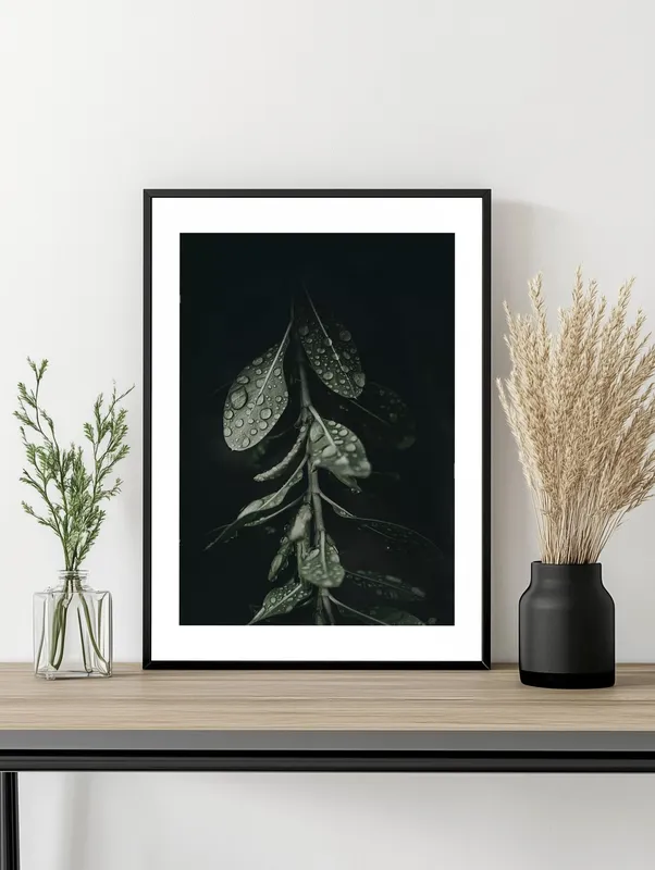 Постер «Листья ивы» над диваном в гостиной