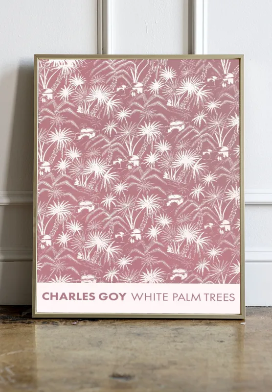 Постер «Белые Пальмы» над диваном в гостиной