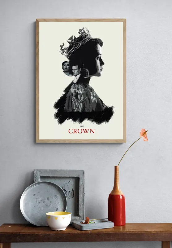 Постер «Корона» над диваном в гостиной