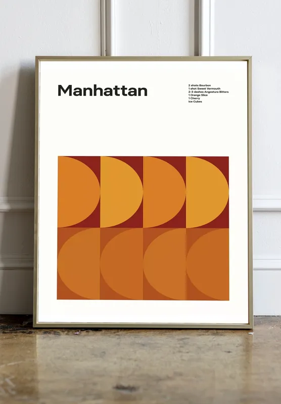 Постер «Коктейли - Манхэттен» над диваном в гостиной