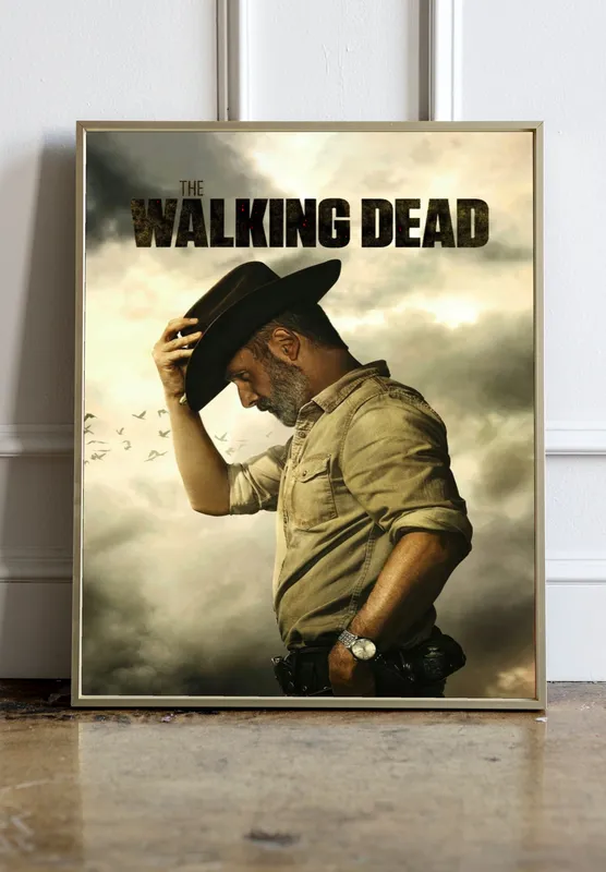 Постер «Рик Граймс - Сильный лидер в постапокалипсисе» над диваном в гостиной