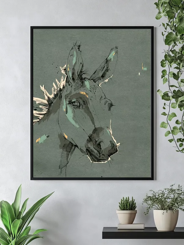 Постер «Серая Лошадь» над диваном в гостиной