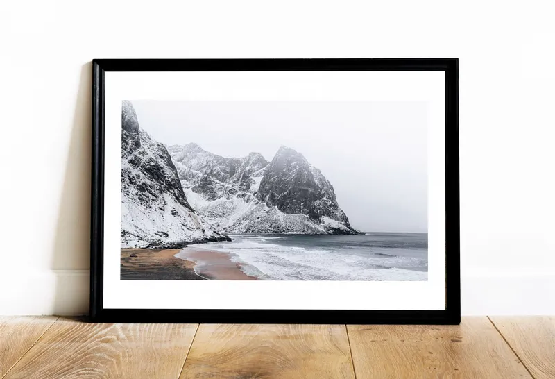 Постер «Норвежский Берег» на стене в офисе