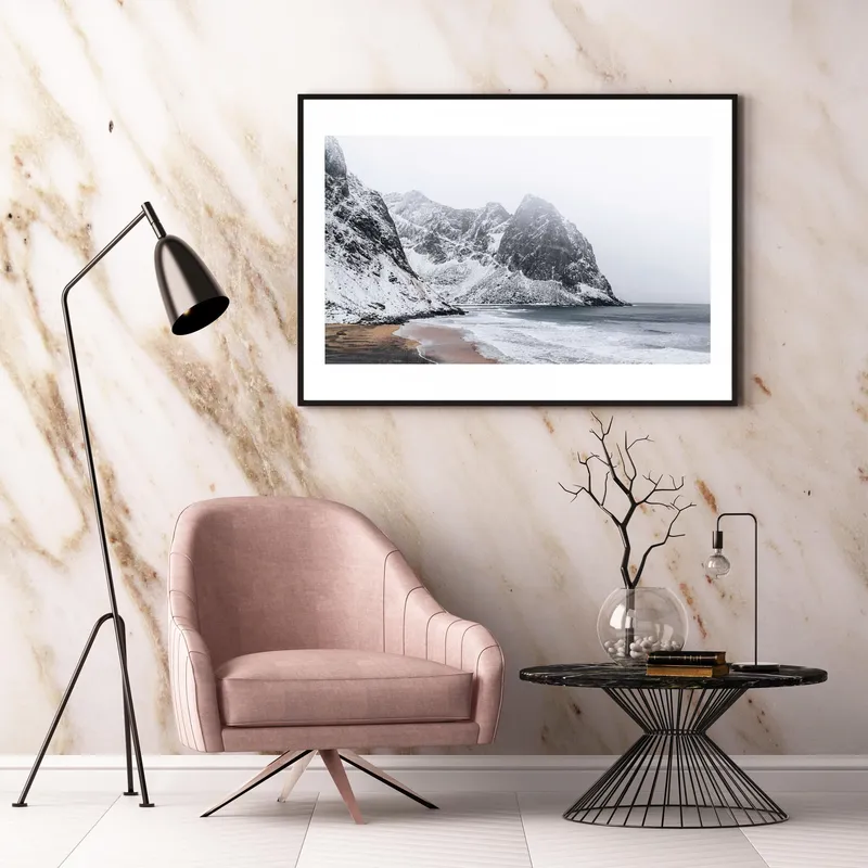 Постер «Норвежский Берег» над диваном в гостиной