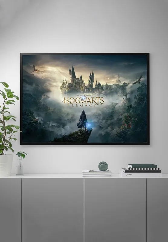 Постер «Hogwarts Legacy. В полутьме» над диваном в гостиной