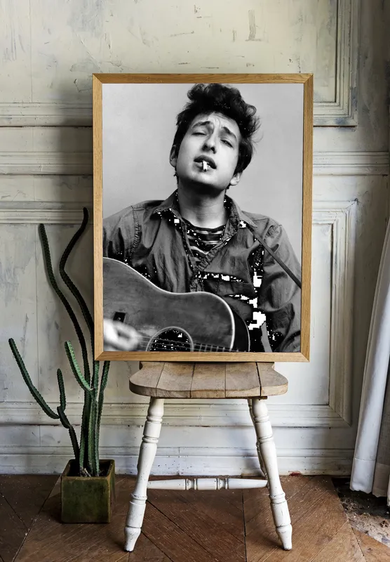 Постер «Боб Дилан с гитарой» на стене в офисе
