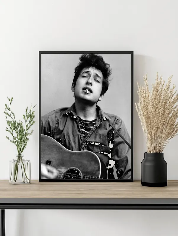 Постер «Боб Дилан с гитарой» над диваном в гостиной