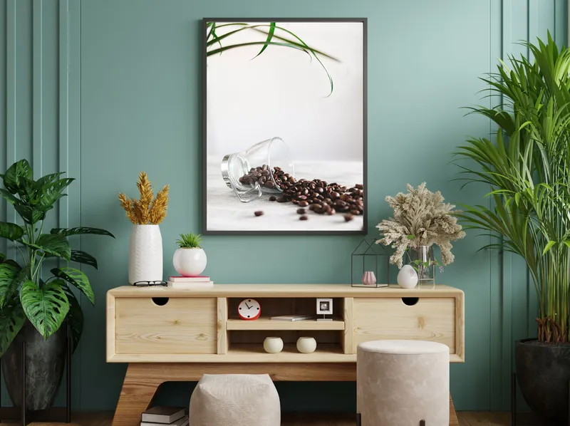 Постер «Кофейные зерна» над диваном в гостиной
