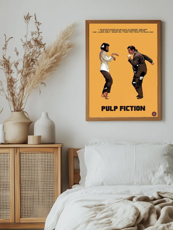 Постер «Криминальное чтиво - Танцы» над диваном в гостиной