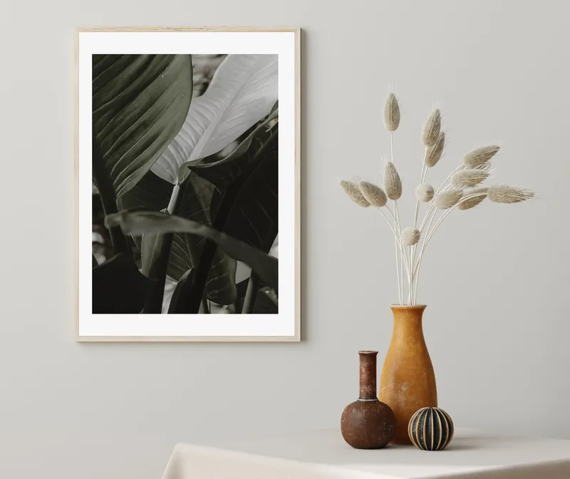 Постер «Тропический мир» на стене в офисе