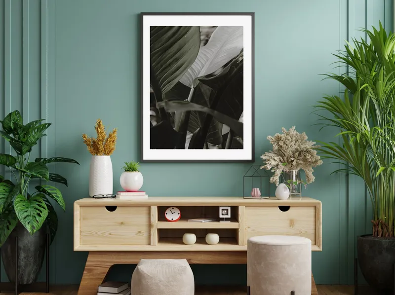 Постер «Тропический мир» над диваном в гостиной