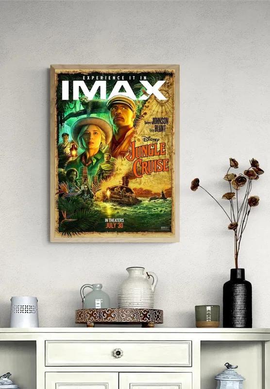 Постер «Круиз по джунглям» на стене в офисе