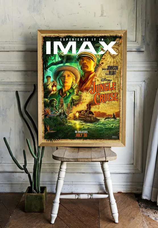 Постер «Круиз по джунглям» над диваном в гостиной