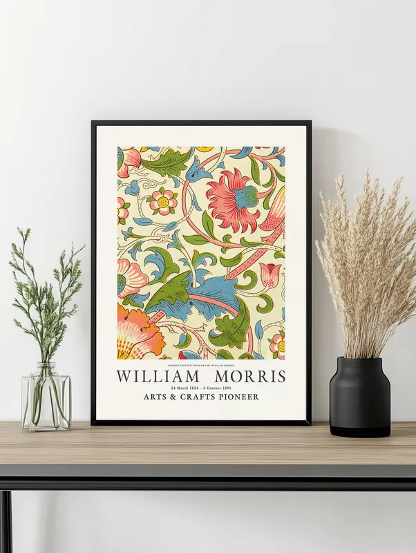 Постер «Уильям Моррис - Лодден» над диваном в гостиной