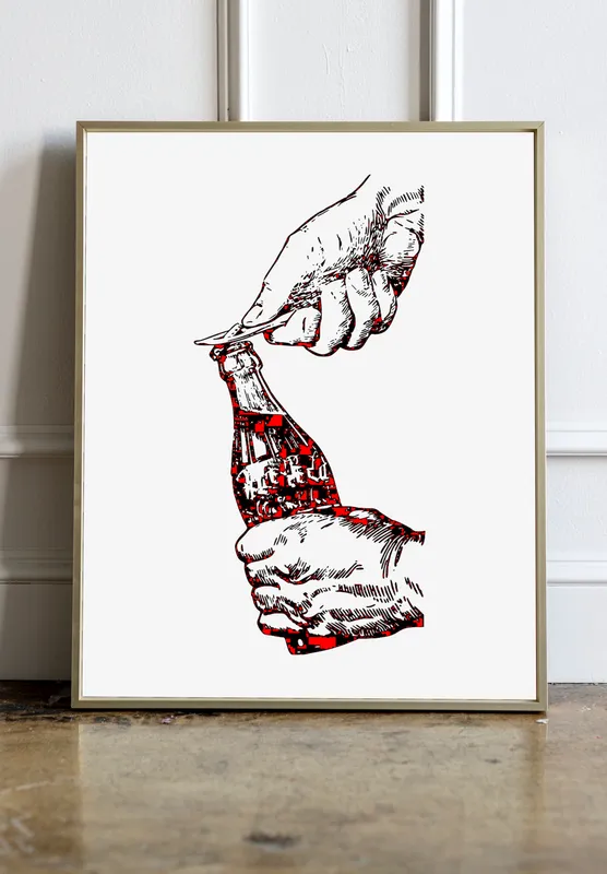 Постер «Бутылка Колы» над диваном в гостиной