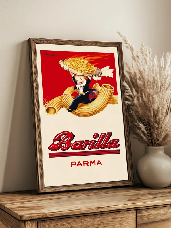 Постер «Барилла» над диваном в гостиной