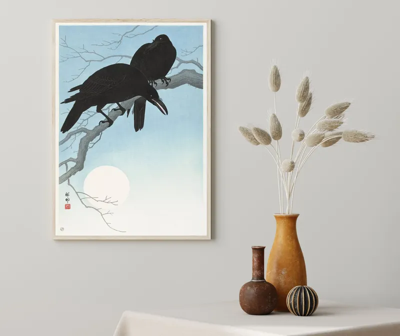 Постер «Охара Косон - Две Вороны на Ветке» над диваном в гостиной