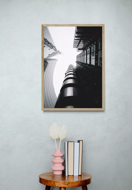 Постер «Мегаполис в Лондоне» на стене в офисе