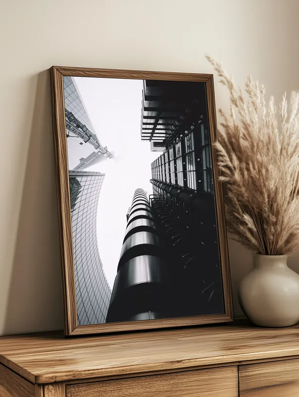 Постер «Мегаполис в Лондоне» над диваном в гостиной