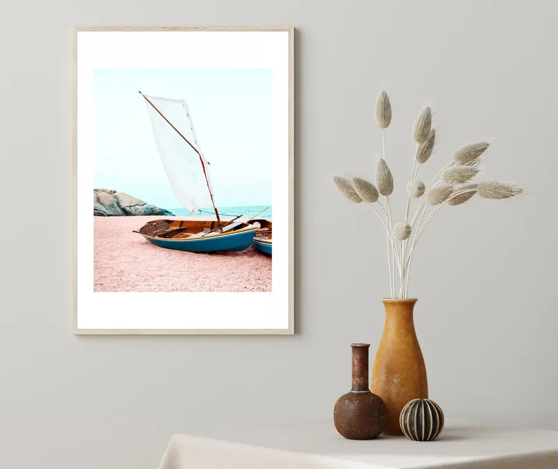 Постер «Розовый Песок» на стене в офисе