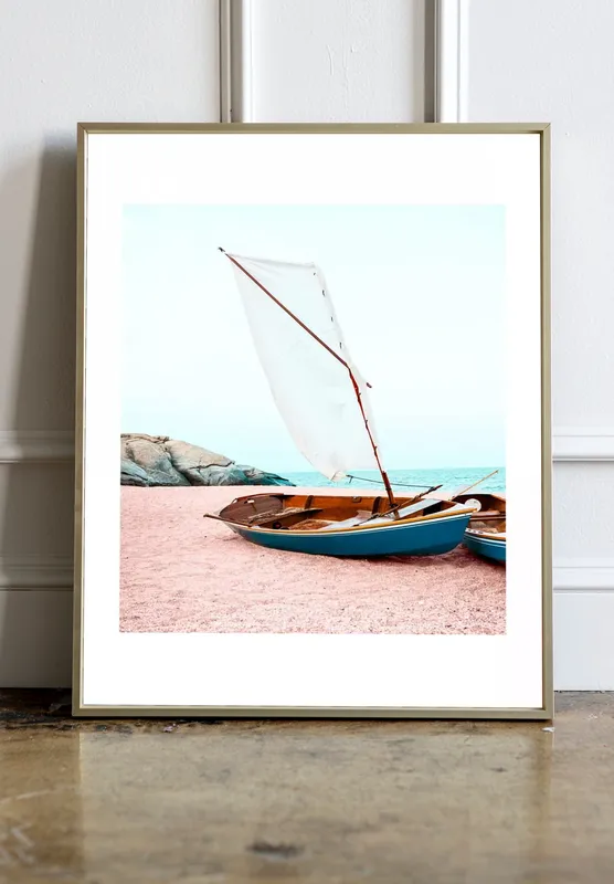 Постер «Розовый Песок» над диваном в гостиной